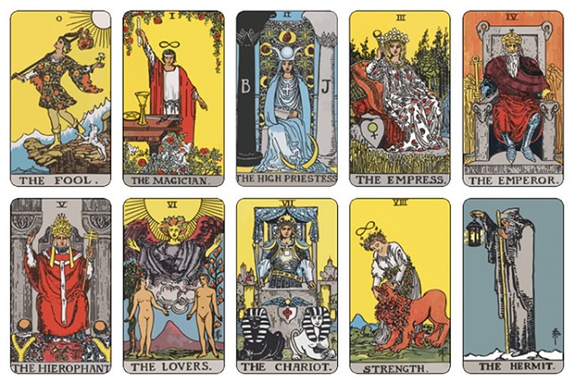 Thực hiện tráo bài Tarot