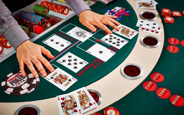 Bài Poker với phần thưởng cực lớn